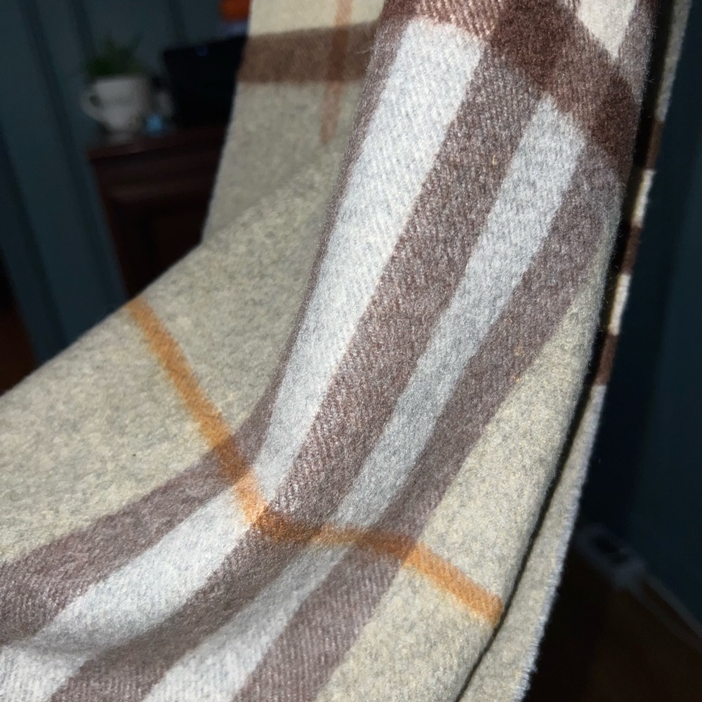 Authentic Burberry Classic big check cashmere unisex scarf - Picture 5 of 7